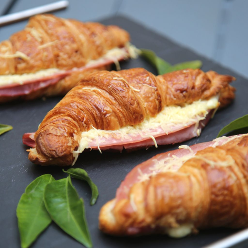 [049023] Croissants Fourres Jambon 140g Boite 2 Pieces